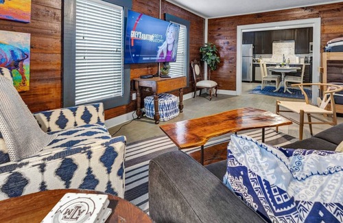 Northgate Apartment | Rudder's Retreat: Walk to A&M, Comfy King Bed