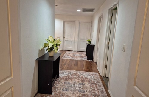 Raisin House | Rudraksha-Five Bed Home, NE Fresno,Sleeps 10,Shopping,Dining,Tourist Attractions