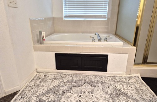 Raisin House | Rudraksha-Five Bed Home, NE Fresno,Sleeps 10,Shopping,Dining,Tourist Attractions