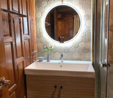 Pak Kret Hotel | Ruean Yai Jieam เรือนยายเจียม