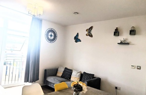 Rugby Apartment | Rugby - Apartment - Sleeps 4 - Parking