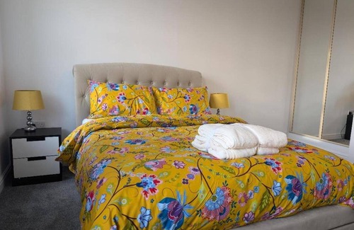 Rugby Apartment | Rugby - Apartment - Sleeps 4 - Parking
