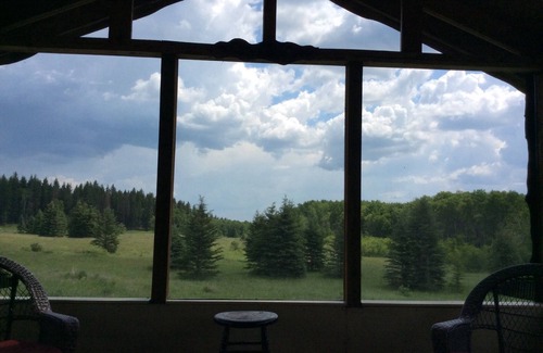 Manitoba Cottage | Rugged Cabin near RMNP with screened-in deck, forest and meadow views