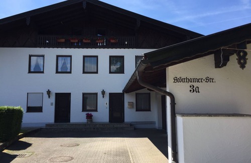 Chieming Apartment | Ruhig gelegene Ferienwohnung mit Terrasse