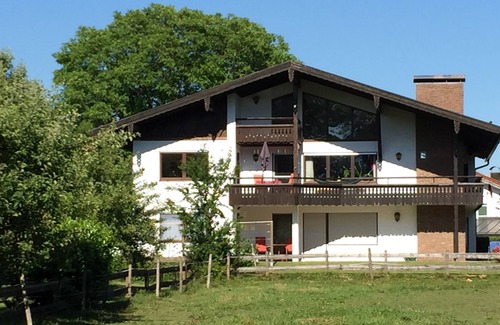 Chieming Apartment | Ruhig gelegene Ferienwohnung mit Terrasse