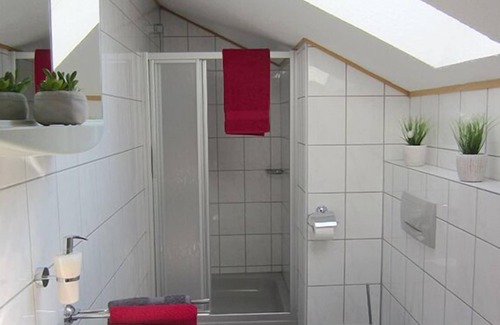 Hartkirchen Apartment | Ruhige Ferienwohnung mit überdachtem, großzügigen Balkon