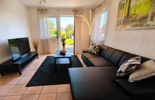 Katzweiler Apartment | Ruhige Ferienwohnung mit Garten am Fluss