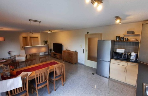 Hopfau Apartment | Ruhige und Sonnige Ferienwohnung mit Eigener Terrasse und Aussicht in die Natur