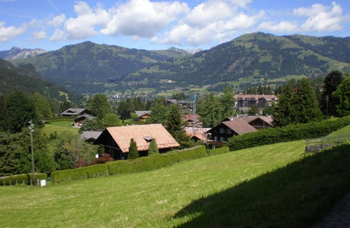 Saanenmöser Apartment | Ruhige Wohnung mit Atemberaubender Aussicht. Familien & Paare Willkommen