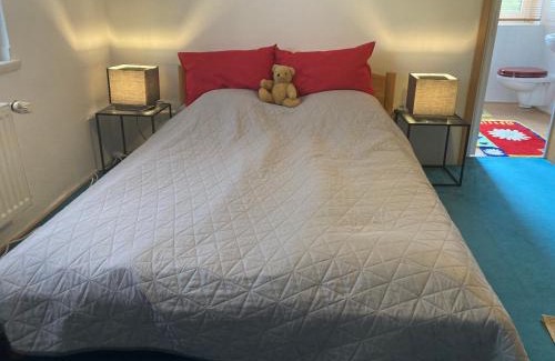 Mittelmeiderich Apartment | Ruhiges ganzes Apartment 45 m zwei Zimmer Grosses Bad Badewanne Kochnische