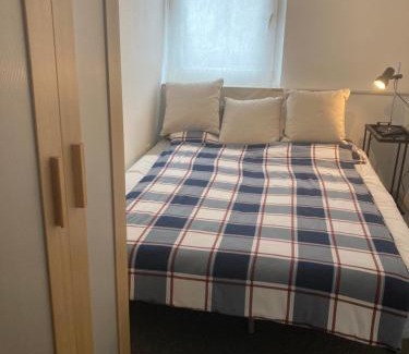 Mittelmeiderich Apartment | Ruhiges ganzes Apartment 45 m zwei Zimmer Grosses Bad Badewanne Kochnische