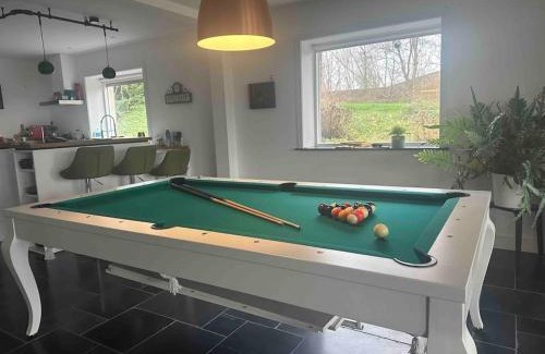 Municipality of Culemborg Villa | Ruime boerderij met haard, pooltafel en veranda