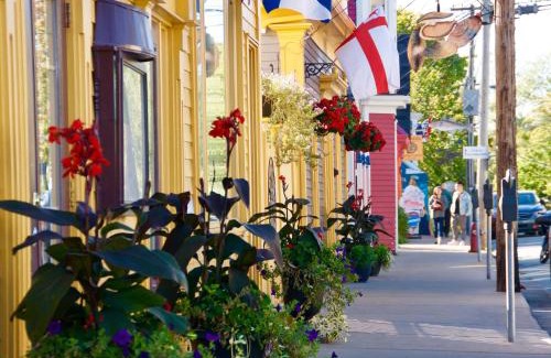 Lunenburg Waterfront Hotel | Rum Runner Inn
