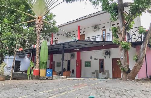 West Cirebon Hotel | Rumah Panggung Guest House Syariah Mitra RedDoorz