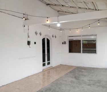 Banyumas House | Rumah Pemandangan Pegunungan & sawah
