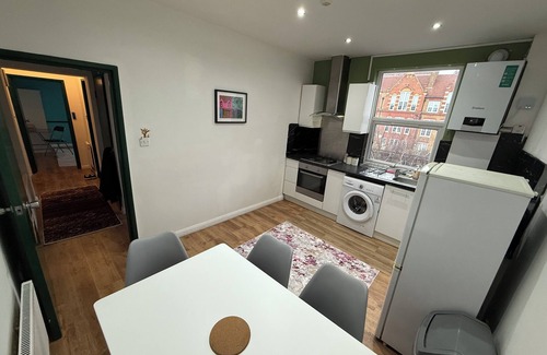 Shacklewell Apartment | Rumi's Serenity
