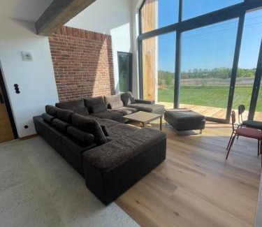 Jedwabno Apartment | Rumiane pola - stodoła na Mazurach z widokiem na jezioro