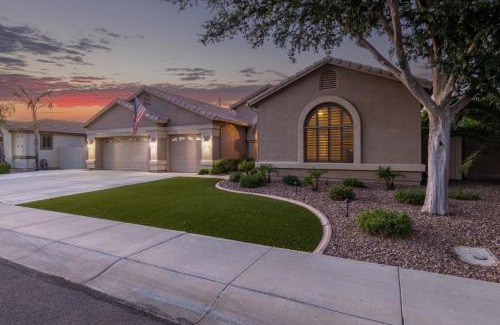 Sun Groves House | Runaway Bay Chandler home