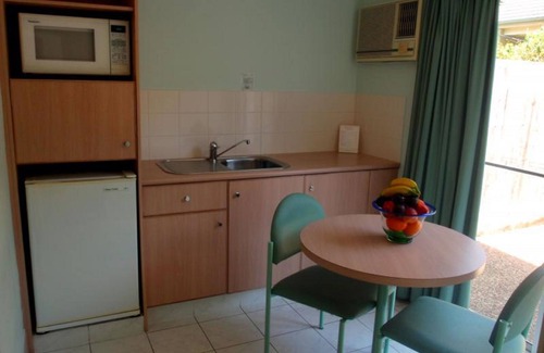 Runaway Bay Hotel | Runaway Bay Motor Inn