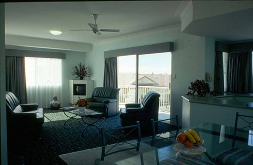 Runaway Bay Hotel | Runaway Bay Motor Inn