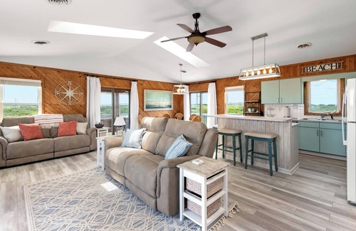 South Nags Head House | Runnin' Down A Dream: 2min Walk to Beach | Dogs OK
