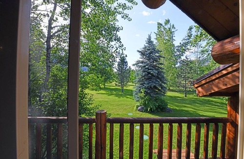 Winthrop Apartment | Running Wolf Studio – trail access, pool/hot tub, private balcony