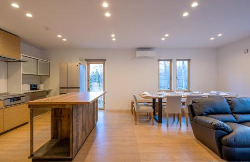 Rusutsu House | RuPow Lodge with air conditioner- walking distance to Rusutsu Resort