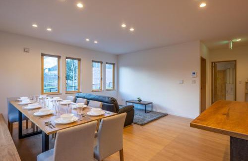 Rusutsu House | RuPow Lodge with air conditioner- walking distance to Rusutsu Resort