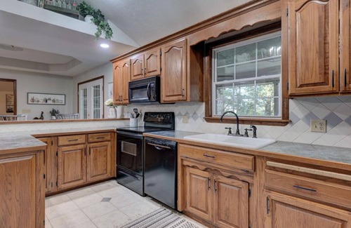 Powell Cabin | Rural 6 bedroom cabin - With a Hot Tub!
