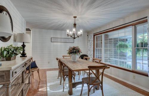 Powell House | Rural 6 bedroom cabin - With a Hot Tub!