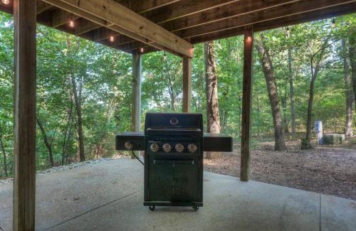 Powell House | Rural 6 bedroom cabin - With a Hot Tub!