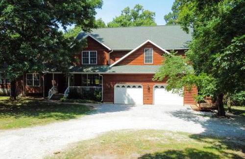 Powell House | Rural 6 bedroom cabin - With a Hot Tub!