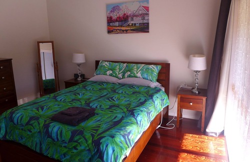Mount George Cottage | Rural Ambience with Netflix. Two bedrooms / Breakfast incl / Kitchen. Sleeps 4.