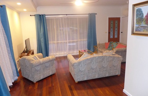 Mount George Cottage | Rural Ambience with Netflix. Two bedrooms / Breakfast incl / Kitchen. Sleeps 4.