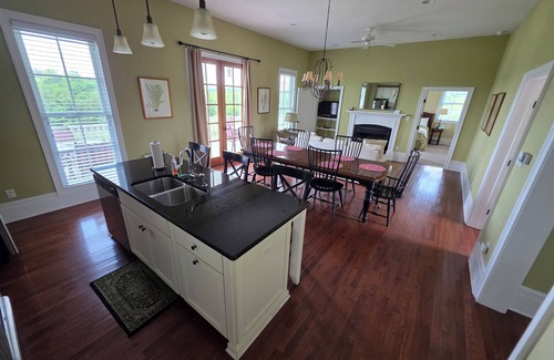 Farmville Cottage | Rural and charming 2-bedroom cottage near H-SC and Longwood