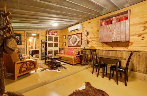 Tarpley House | Rural and Horse-Friendly Cabin about 24 Mi to Bandera!