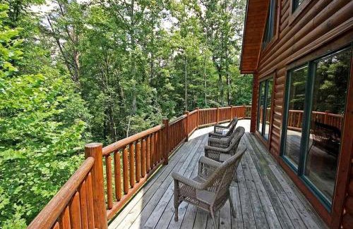 Rockbridge House | Rural Cabin with Spa Nestled into the Woods in Ohio