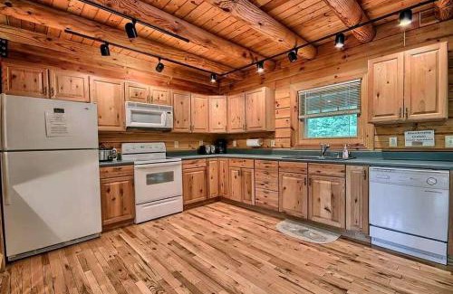 Rockbridge House | Rural Cabin with Spa Nestled into the Woods in Ohio