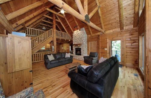Rockbridge House | Rural Cabin with Spa Nestled into the Woods in Ohio