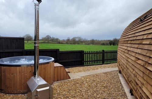 Whitchurch Cabin | Rural Cosy Cabin with Wood-Fired Hot Tub