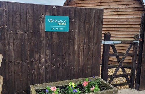 Whitchurch Cabin | Rural Cosy Cabin with Wood-Fired Hot Tub