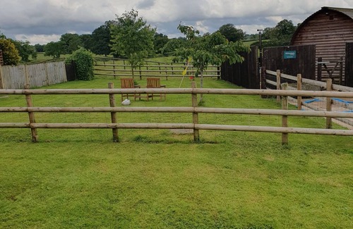 Whitchurch Cabin | Rural Cosy Cabin with Wood-Fired Hot Tub