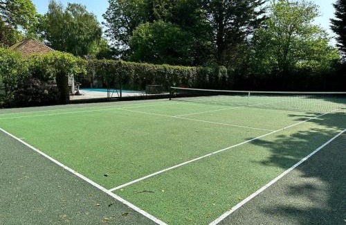 Chichester House | Rural Cottage Retreat, Near Goodwood Festival of Speed, Dog Friendly with Shared Outdoor Pool, gardens & Tennis, Free Parking! Chichester Holiday Properties