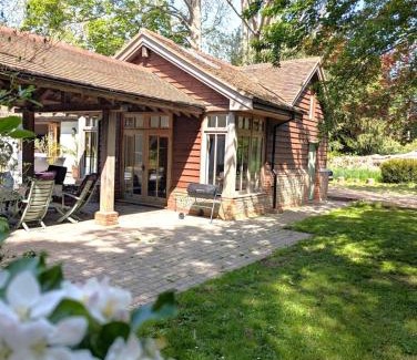 Chichester House | Rural Cottage Retreat, Near Goodwood Festival of Speed, Dog Friendly with Shared Outdoor Pool, gardens & Tennis, Free Parking! Chichester Holiday Properties