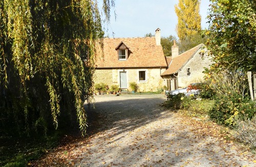 Vivoin Cottage | Rural cottage with garden in the countryside