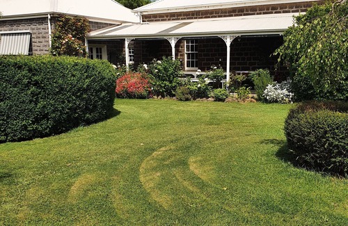 Skipton House | Rural Country Retreat, Homestead, Skipton Rail Trail on Emu Creek