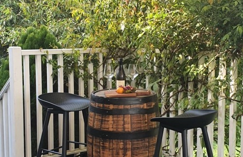 Skipton House | Rural Country Retreat, Homestead, Skipton Rail Trail on Emu Creek