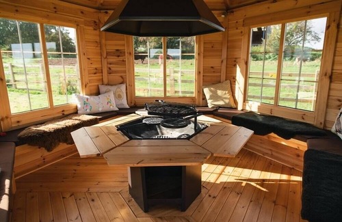 Tamworth Cabin | Rural Ensuite Wooden Cabin With Wood Fired Hot Tub