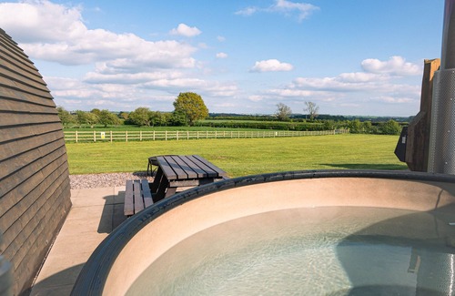 Tamworth Cabin | Rural Ensuite Wooden Cabin With Wood Fired Hot Tub
