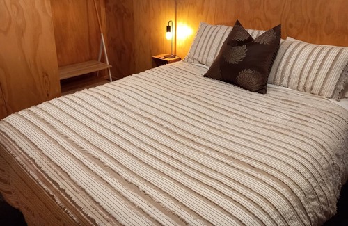 Helensville Cabin | Rural escape with forest trails & wineries on the doorstep
